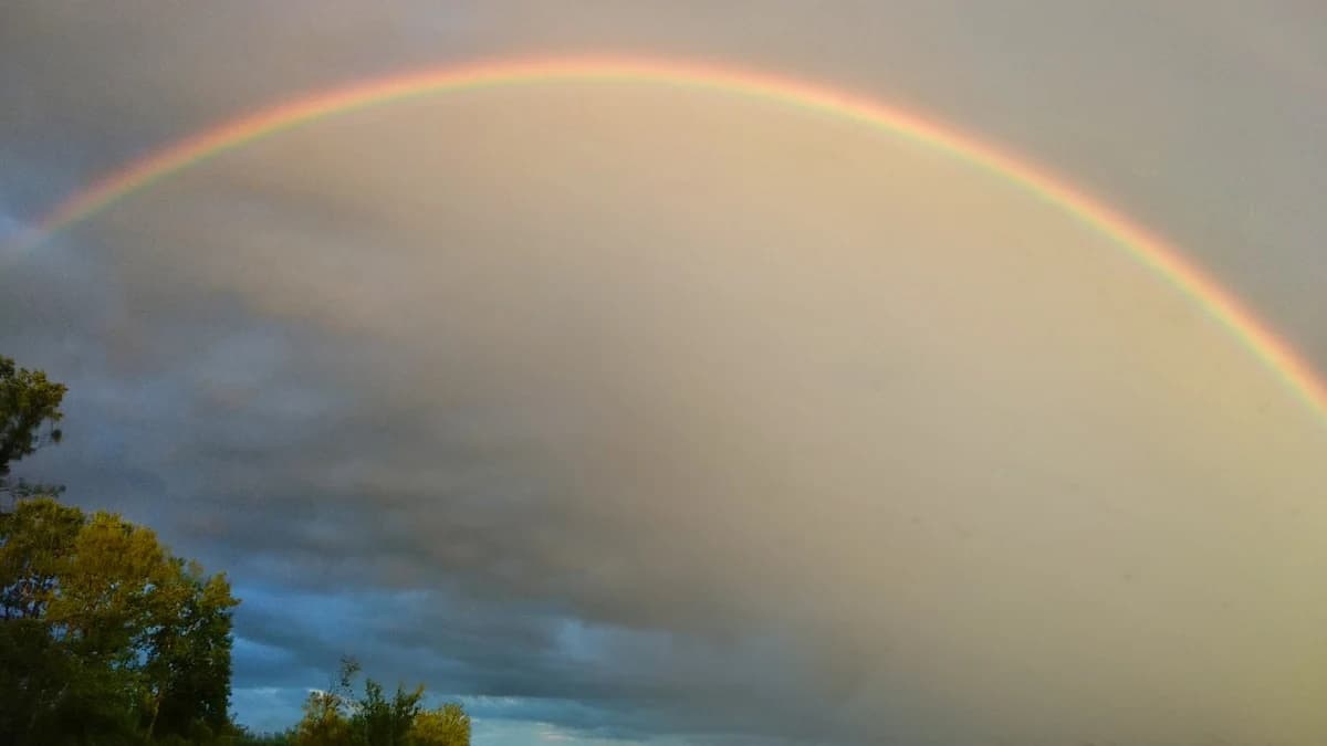 /FOTO/ Duga uljepšala sembersku ravnicu