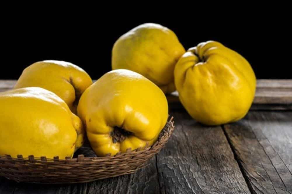 TRIK uz koji ćete DUNJE oljuštiti BEZ MUKE ( Plus - Kako se pravi slatko od dunja)