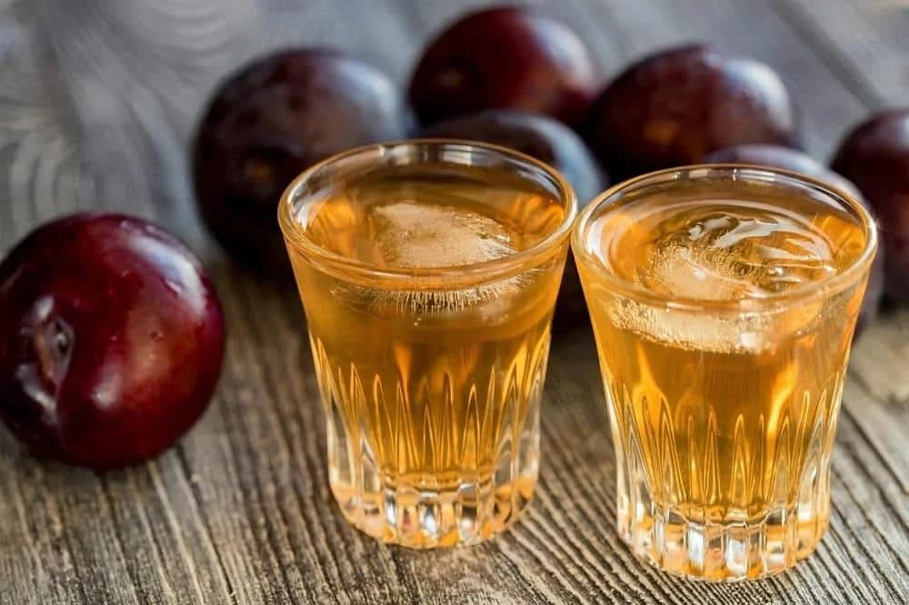 Domaće rakije često mogu da „zamirišu” na plastiku