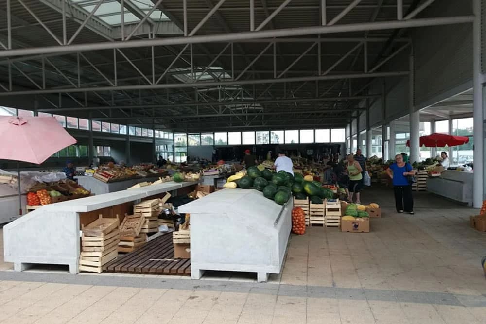 ZAKUPLJENA PETINA TEZGI: Na pijaci “Pećani” sve manje i prodavaca i kupaca