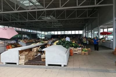 ZAKUPLJENA PETINA TEZGI: Na pijaci “Pećani” sve manje i prodavaca i kupaca