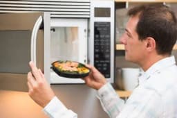 OVE namirnice NE SMIJETE da spremate u MIKROTALASNOJ