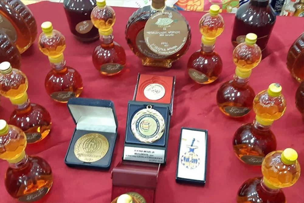 Više od 50 izlagača predstavilo rakiju, med, likere u Mrkojnić Gradu