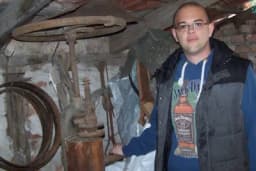 Informatičar Nenad Božić pravi najbolju rakiju i vino a čuva ih u kraljevom i Titovom buretu