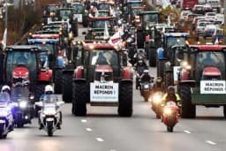 Hiljade farmera blokiralo Pariz: "Makron, odgovori nam!"