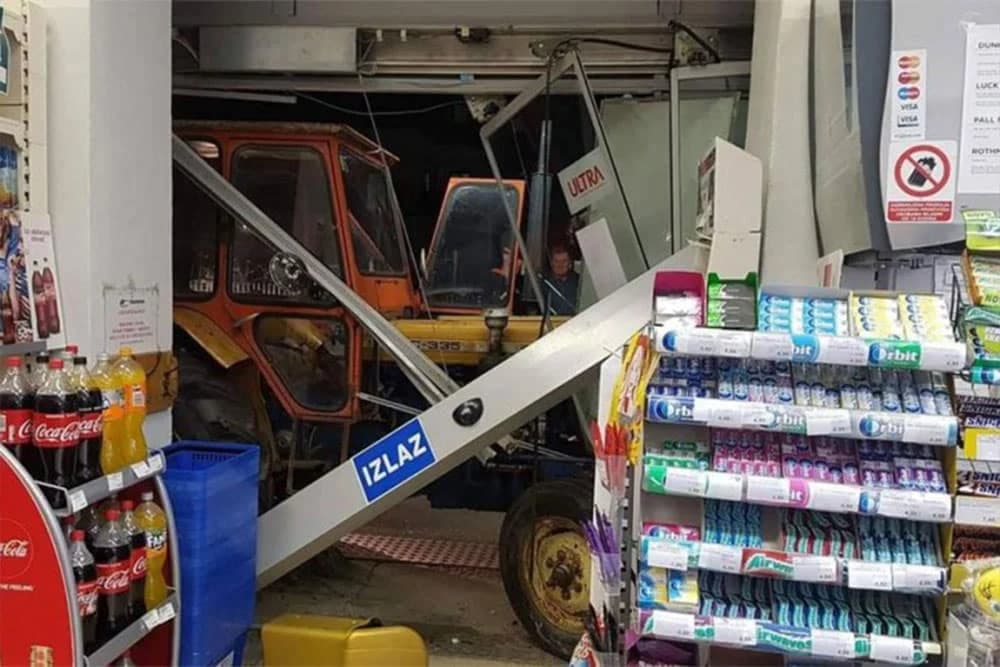 Traktorom uletio u market