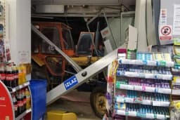 Traktorom uletio u market