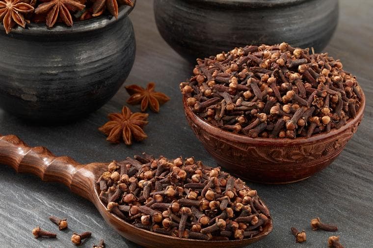Voda sa karanfilićem - Domaći napitak koji snižava loš holesterol