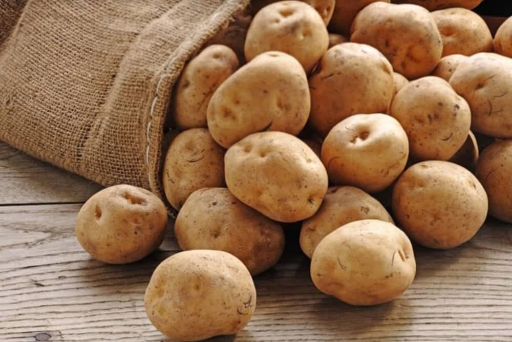 ŠEST stvari koje možete jednostavno da OČISTITE KROMPIROM: Iznenadićete se