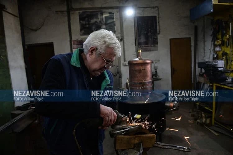 Boško Despotović ručno kuje kazane: Nema dobre rakije bez kovačke ruke