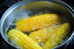 Trik, pomoću kojeg se kukuruz kuva za samo 8 minuta