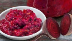 Da li ste probali AJVAR OD CVEKLE? Pročitajte recept i iznenadite porodicu ovom neobičnom zimnicom