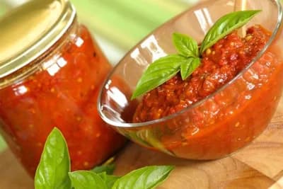 Domaći pinđur – Jednostavan recept i ukusna salata