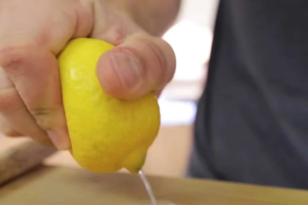 Super trik! Iscijedite limun BEZ REZANJA!