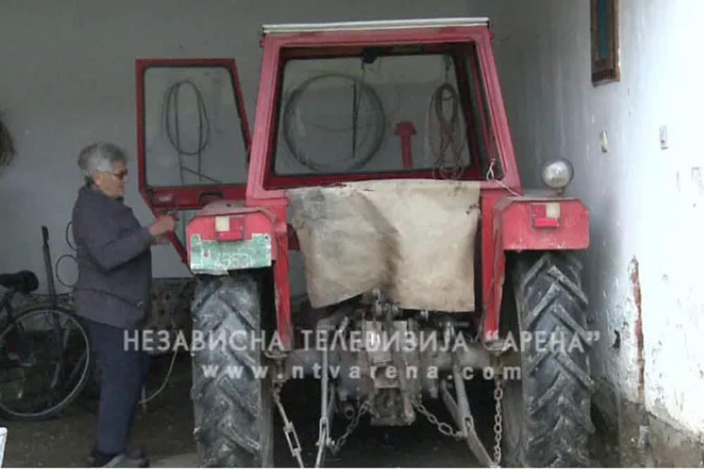 Dušanka Šamotić u osmoj deceniji vozi traktor i obrađuje zemlju /VIDEO/
