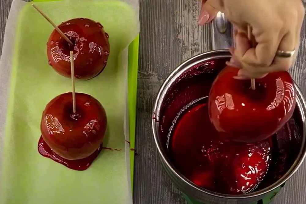 Ušećerene jabuke na štapiću: Napravite najukusniji praznični slatkiš /RECEPT/