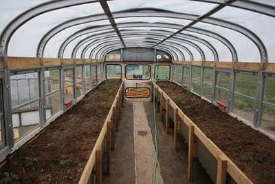 Neobična ideja - Od autobusa napravila plastenik