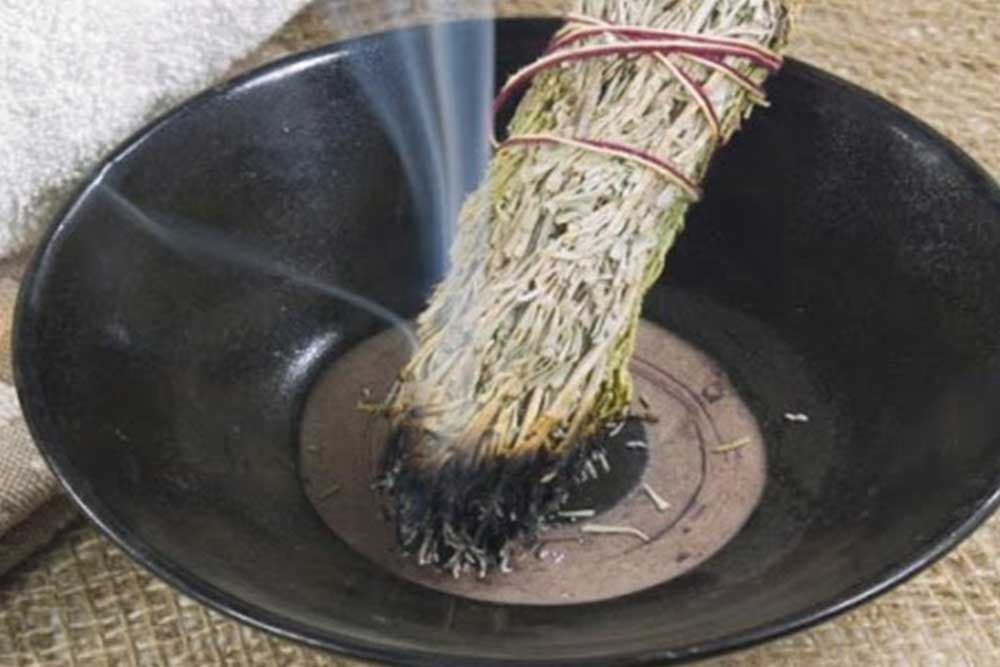 Zašto je dobro da povremeno zapalite listove žalfije