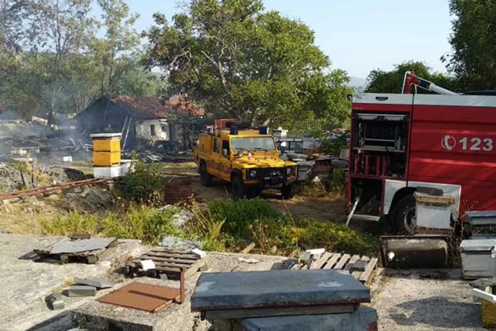 Izgorio pčelinjak, šteta oko 17.000 KM