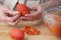 Kako da najbrže ogulite paradajz za kuvanje