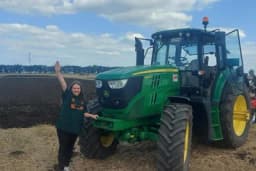 Marija je najbolja među traktoristima, deda joj preneo ljubav prema poljoprivredi