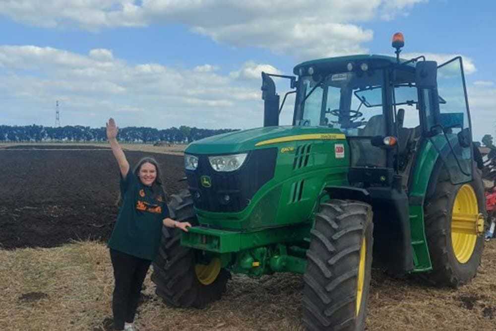 Marija je najbolja među traktoristima, deda joj preneo ljubav prema poljoprivredi