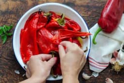 Kako da najbrže oljuštite paprike za ajvar i zimnicu