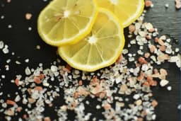 Zbog čega je dobro držati posoljene kriške limuna u sobi