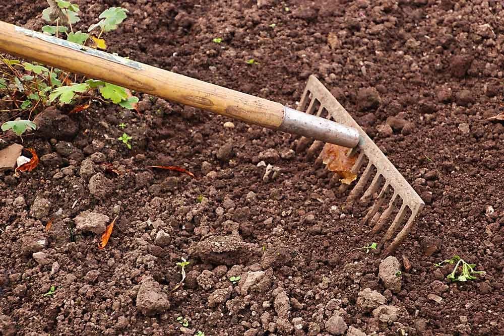 RADOVI U APRILU - Važna je obrada zemljišta i prvo prskanje