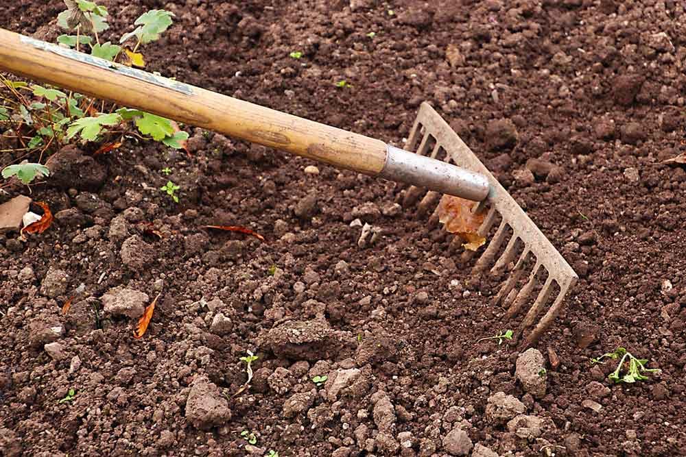 RADOVI U APRILU - Važna je obrada zemljišta i prvo prskanje