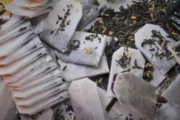 Neće vam biti prijatno kad vidite čega sve zapravo ima u kesici čaja