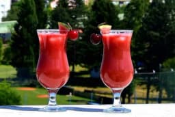 Napravite osvježavajući sok ili bezalkoholni koktel od lubenice i trešanja