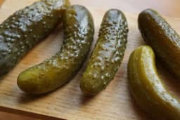 ŠTA SE DODAJE U KISELE KRASTAVCE DA SE NE POKVARE - Tajne iskusnih domaćica za duže trajanje zimnice