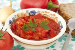 Salata od slatke paprike u sosu od paradajza