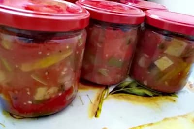 Salata sa patlidžanom, paradajzom i paprikom