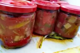 Salata sa patlidžanom, paradajzom i paprikom