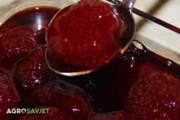 Jagodasti raj u teglici: Domaće slatko od jagoda za prave gurmane