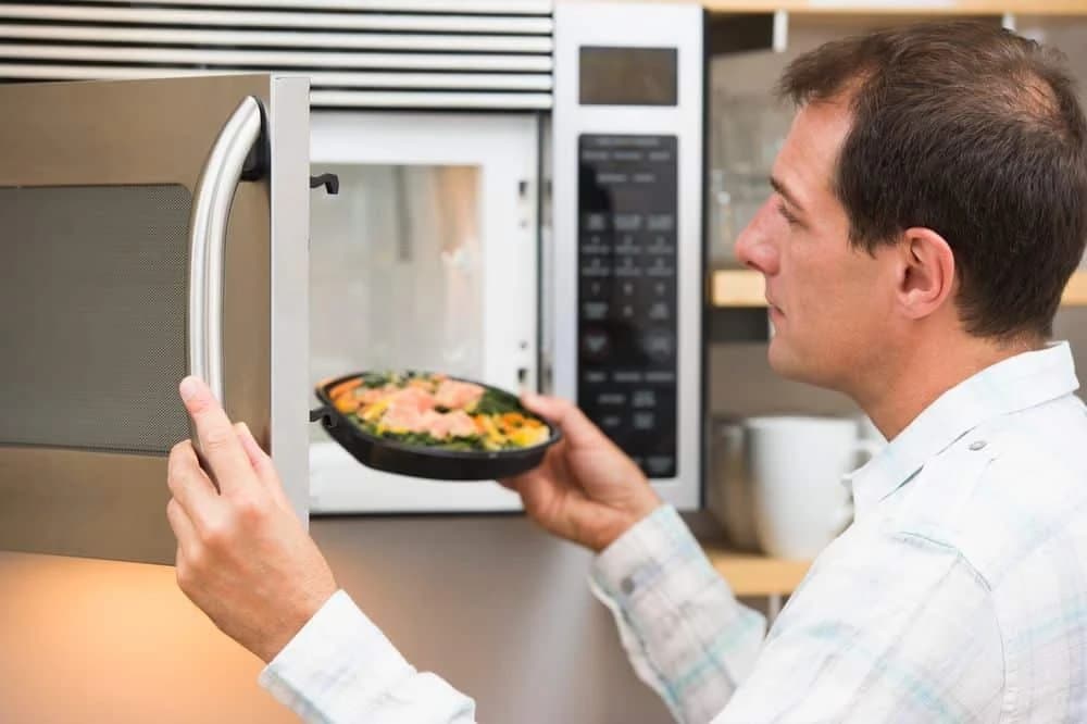 OVE namirnice NE SMIJETE da spremate u MIKROTALASNOJ