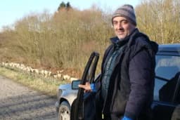 Drvarčanin Neđo Bosnić “mercedesom” čuva ovce po nepreglednim poljima Donje Doline