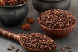 Karanfilić, jeftini začin koji eliminiše parazite i bakterije