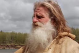 OVAJ ČOVJEK JE PRIJE 30 GODINA OTIŠAO U ŠUMU: Živi u drvetu, liječi se vatrom i vodom, a evo šta kaže o modernom svijetu