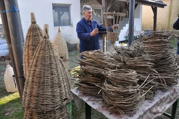 Od divlje loze i pruća plete košnice za pčele