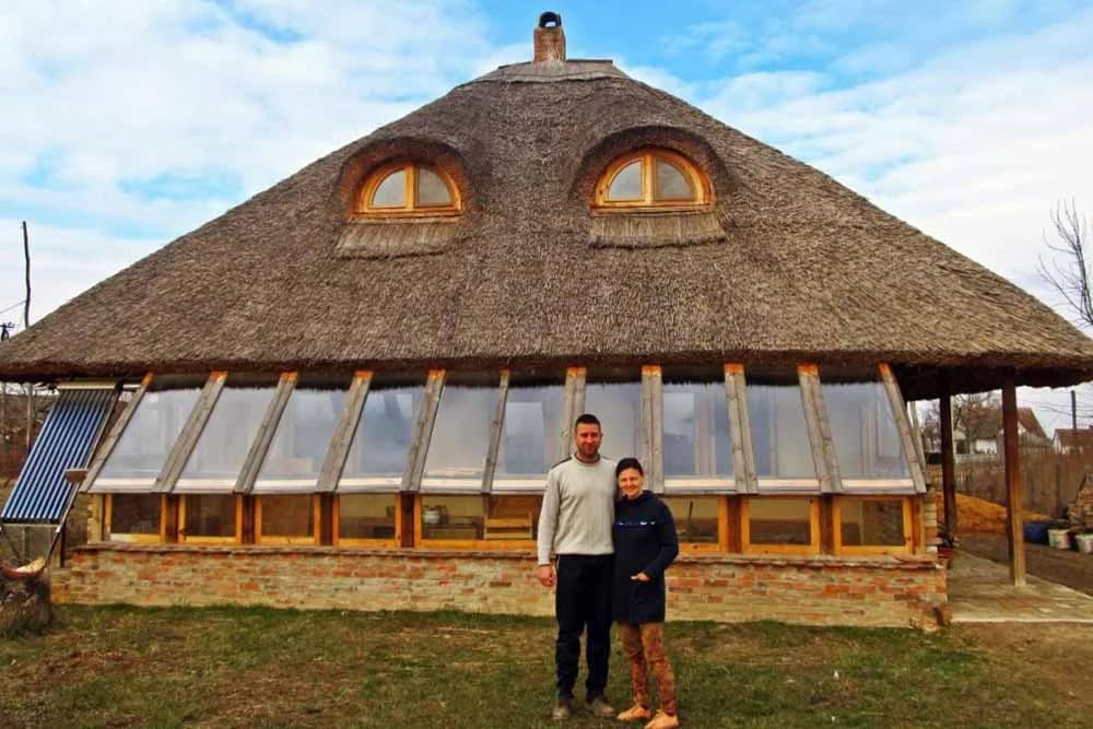 Priča koja će vas natjerati da razmislite - Nada i Milan su počeli nov život, i to u kući OD SLAME I BLATA