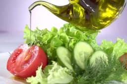 Znate li zašto biste u svaku salatu trebali dodati malo ulja?