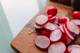 Pet razloga zbog kojih treba jesti ROTKVICE, posebno ako su ljute