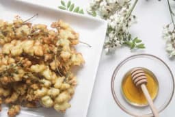 Novi delikates na trpezi - Slatko od bagrema i pohovani cvijet