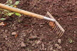 RADOVI U APRILU - Važna je obrada zemljišta i prvo prskanje