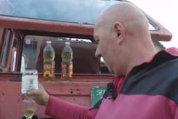 Kad on ore, selom se širi miris palačinaka i krofni