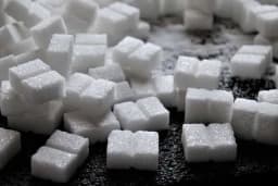 Da li VODA SA ŠEĆEROM zaista pomaže biljkama?