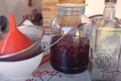 Tradicionalni recept za ukusan liker od višanja /VEDEO/